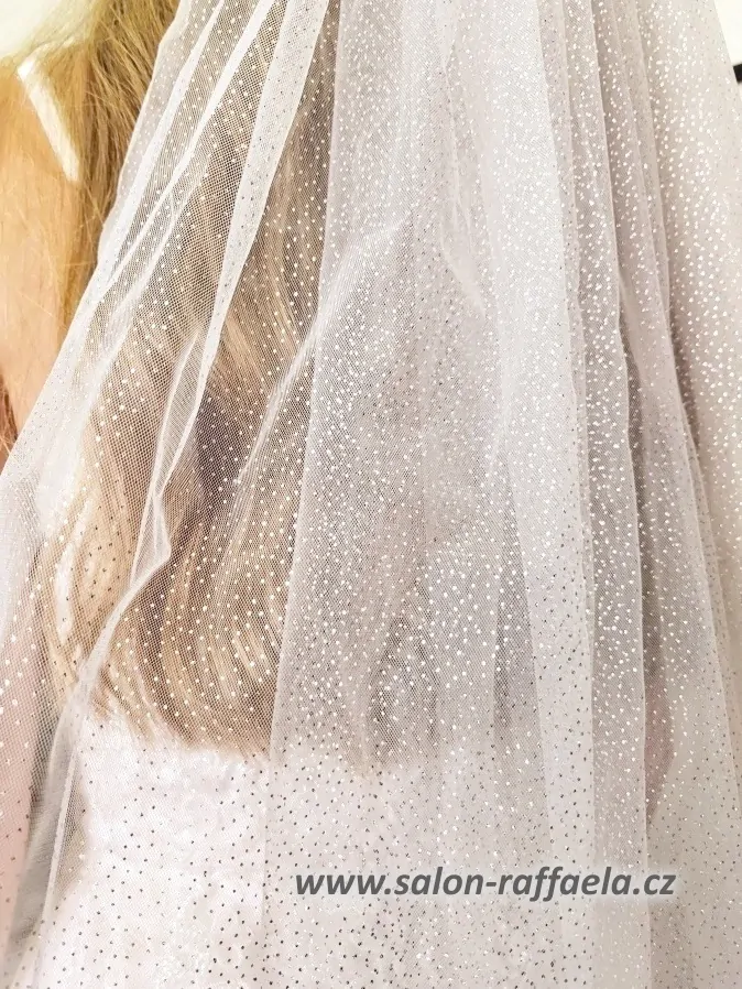 Třpytivý krátký závoj