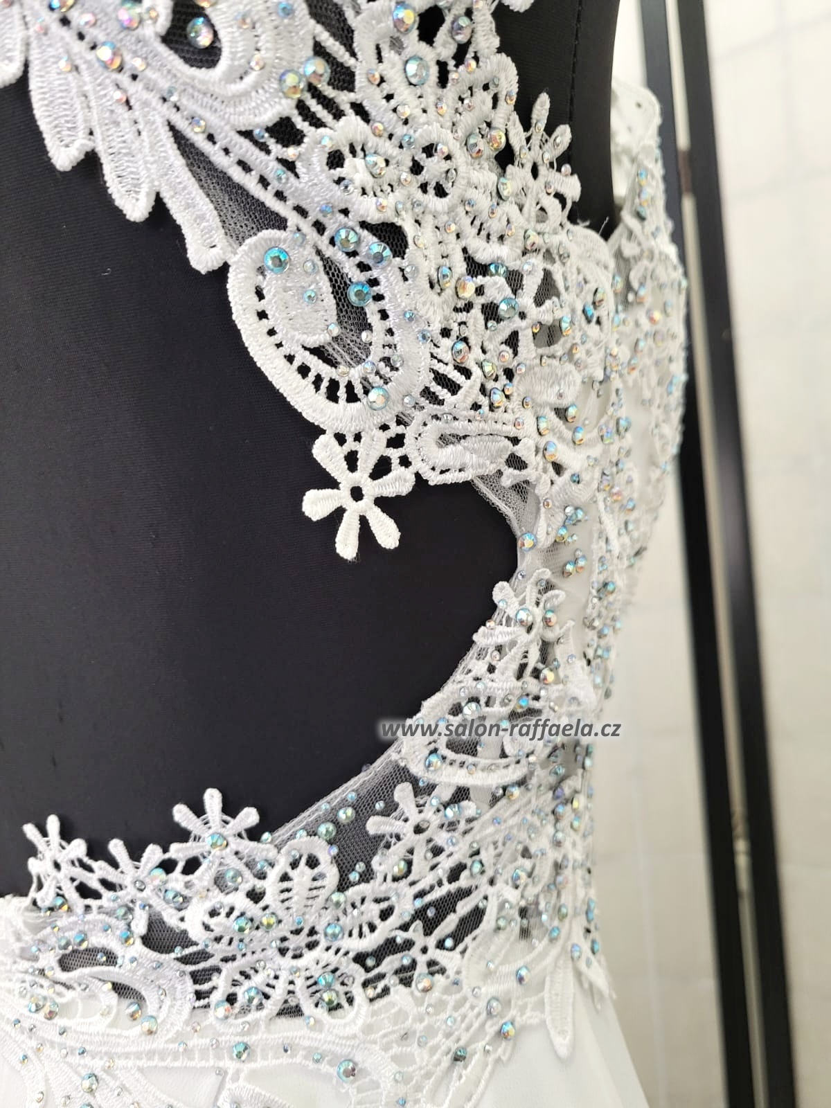 Antické svatební šaty s rozparkem Pareto (vel. 38)