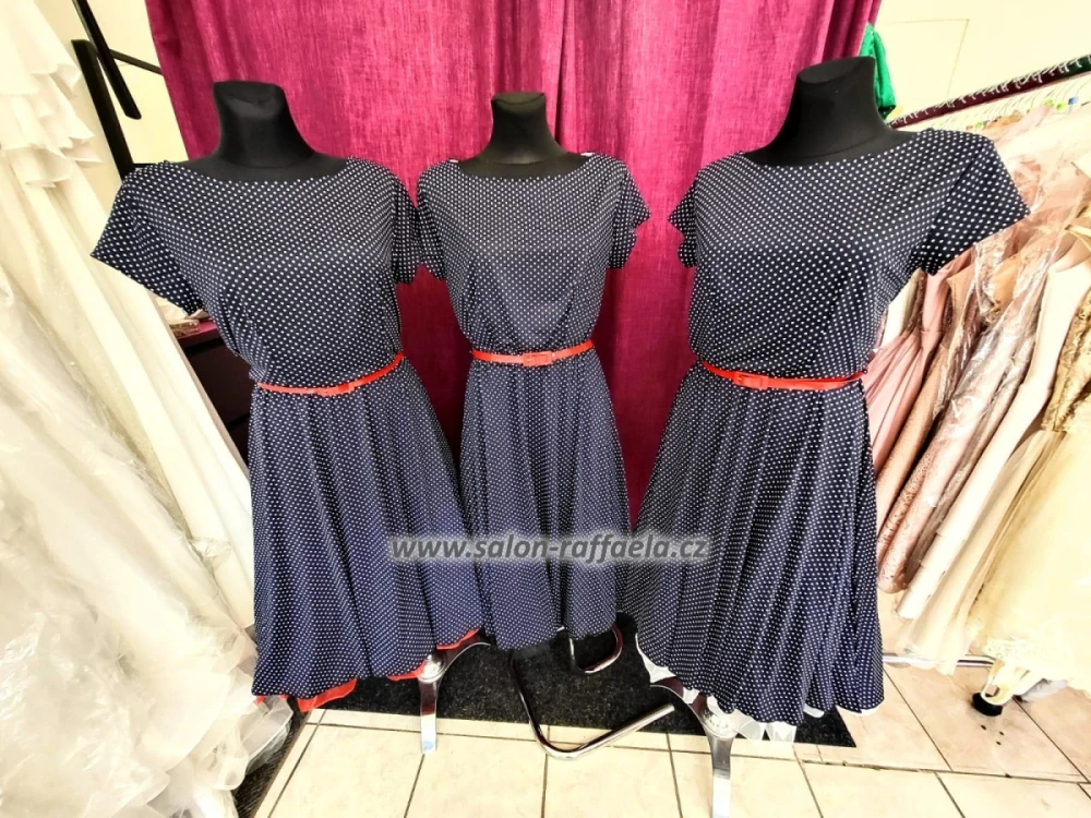 Velmi pružné šaty s jemnými bílými puntíky a červeným páskem Retro 103 (vel. 44 - 50)
