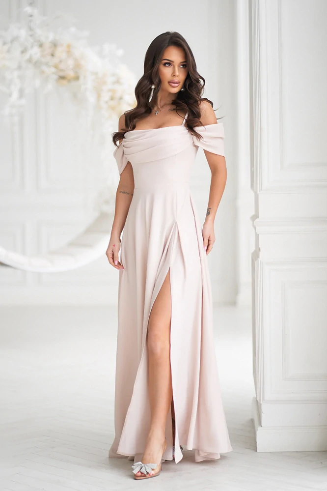 Mírně třpytivé šaty Levate se spadlými rukávky a posuvnými ramínky (vel. 38)