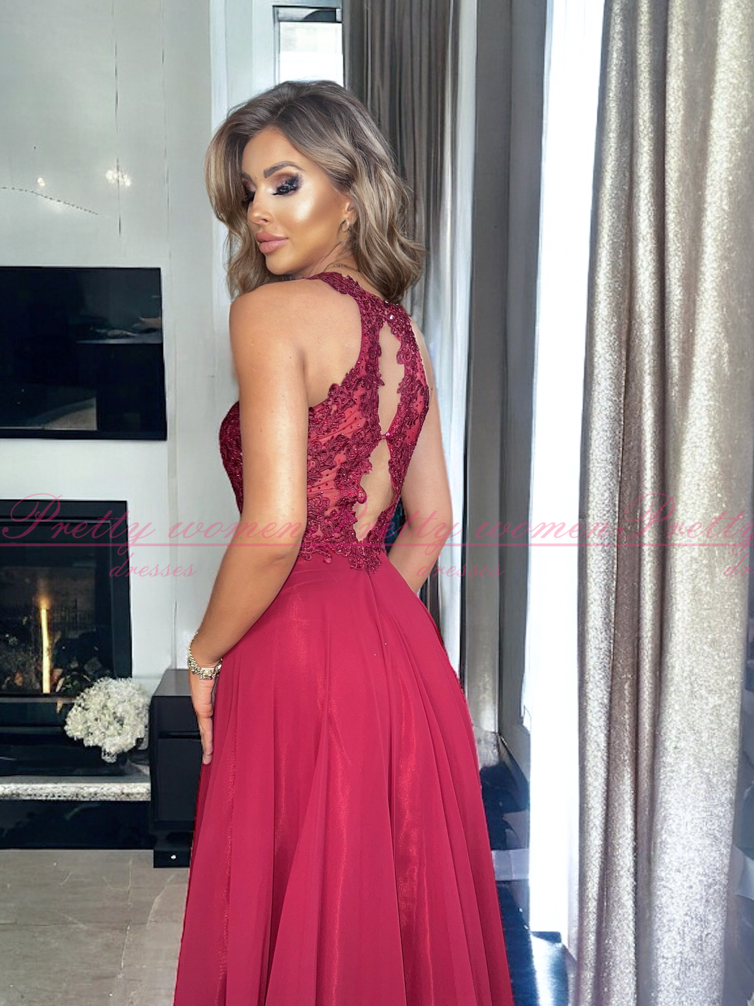 Vínové společenské šaty ke krku s propínacími zády Tigran (vel. 40)