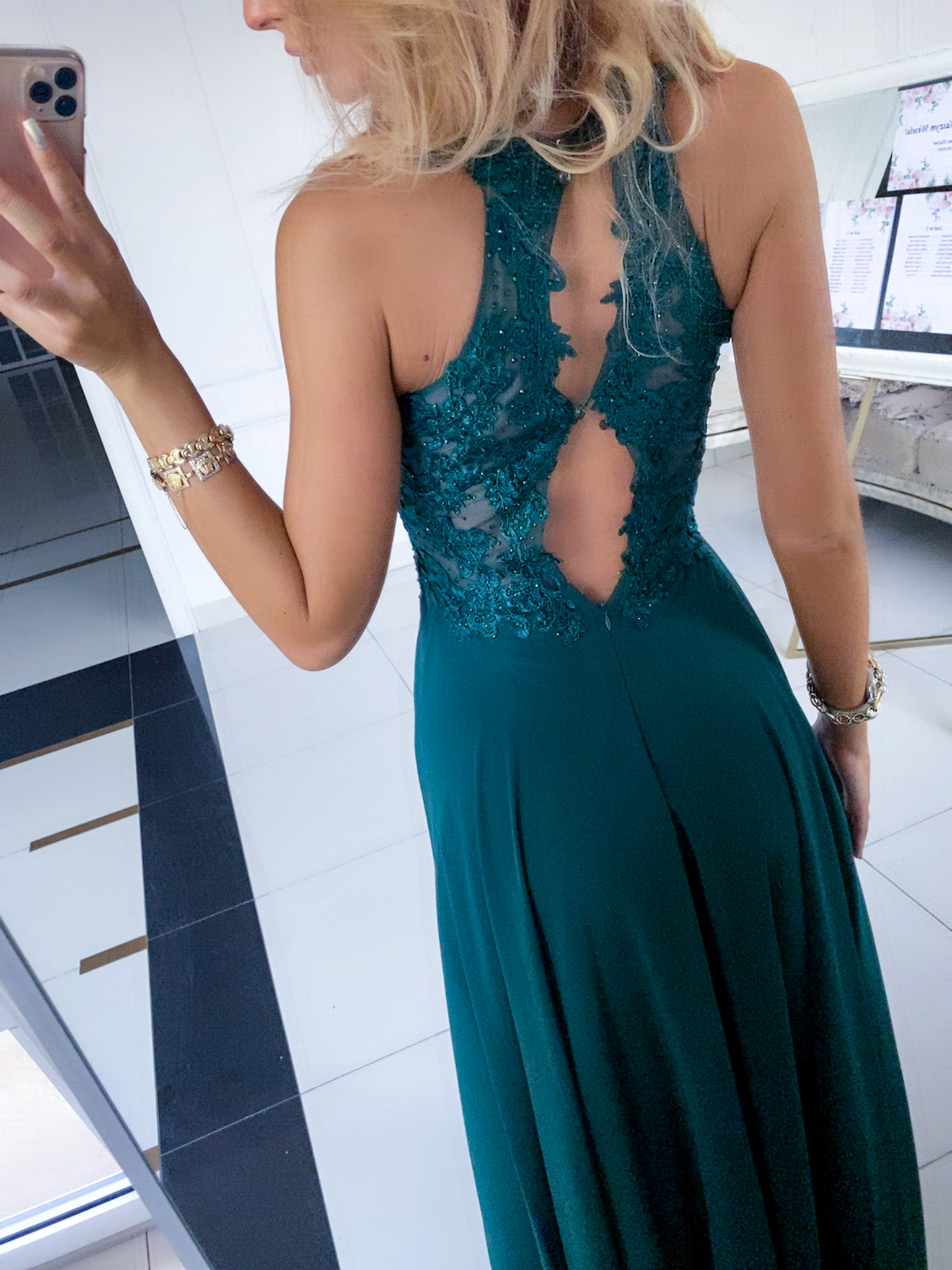 Tmavě zelené společenské šaty ke krku s propínacími zády Tigran (vel. 38)