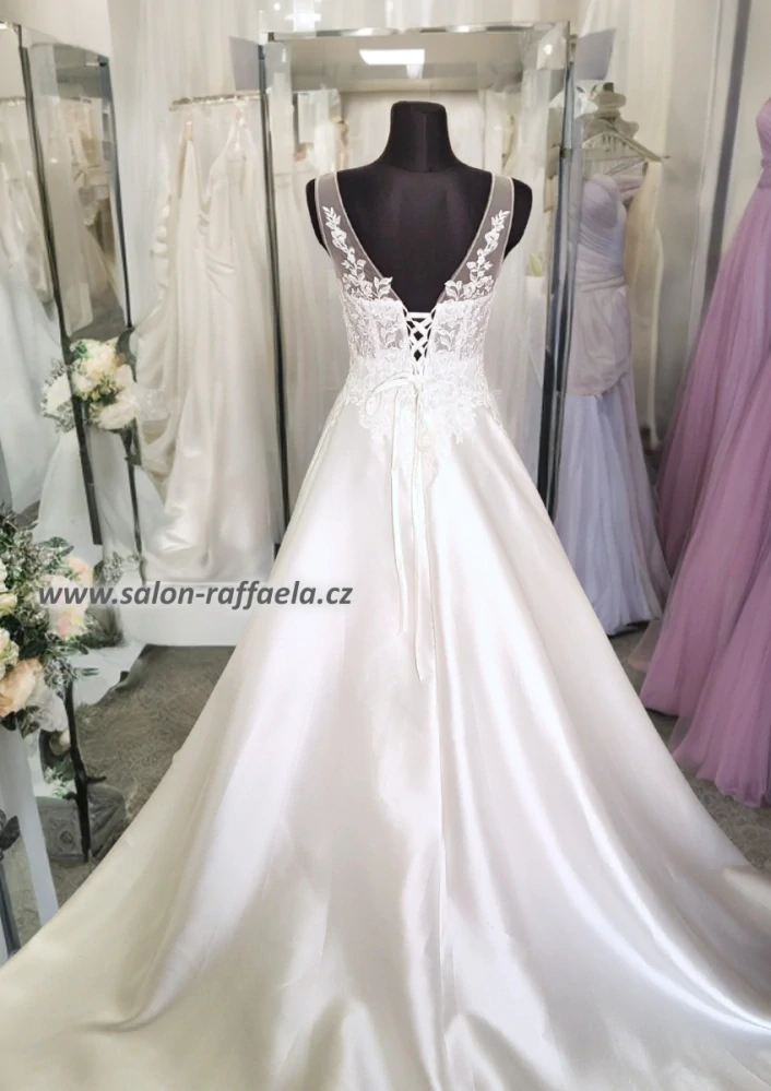 Svatební šaty Padova se šněrováním na zádech a hladkou sukní (vel. 38)