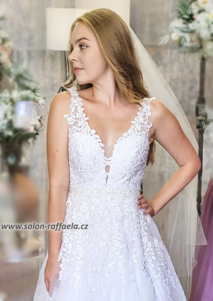 Svatební šaty Ammán II s bohatou tylovou sukní a květinovou výšivkou (vel. 36)
