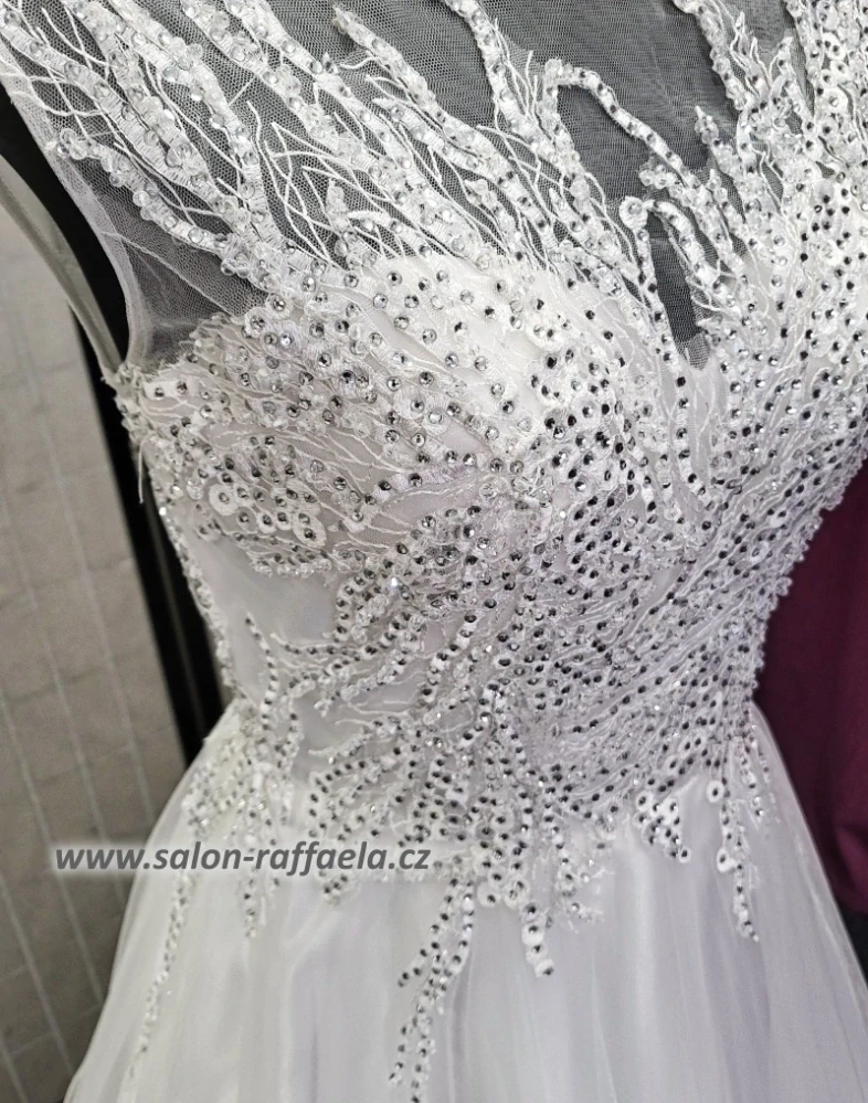 Svatební šaty Horus ke krku a s výstřihem na zádech (vel. 40, 44, 48)