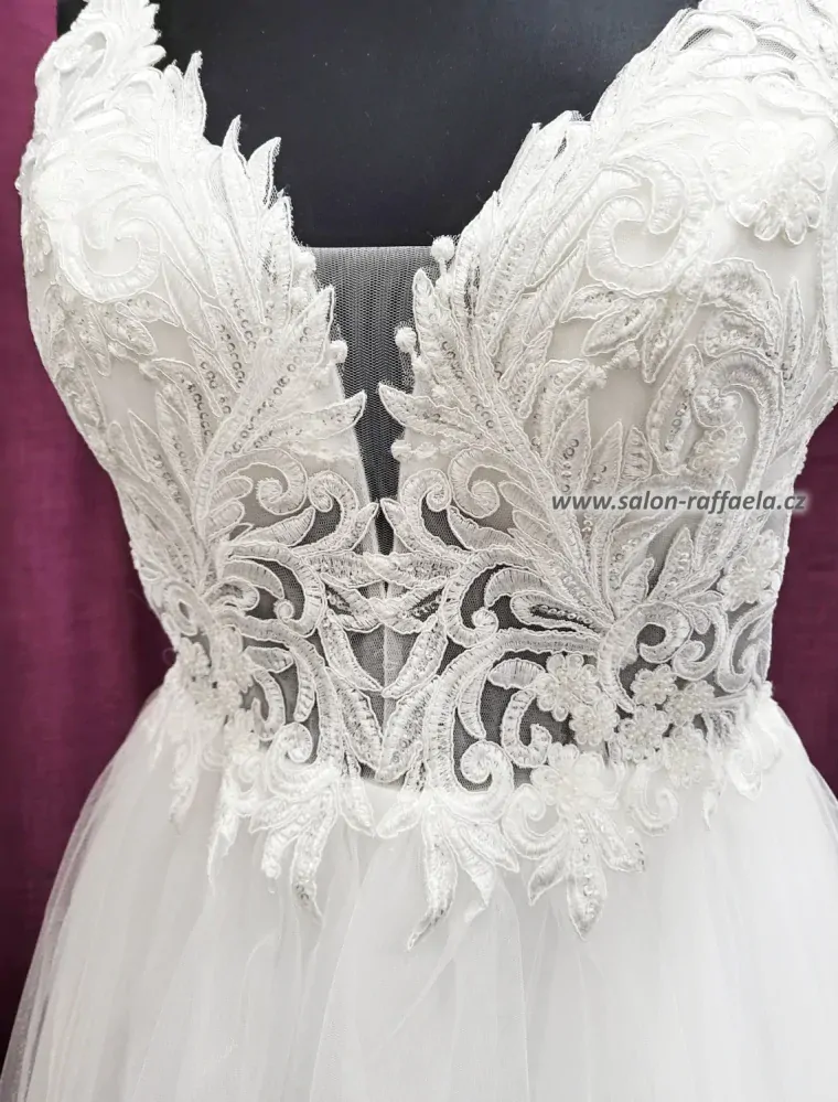 Svatební šaty Rusala s tylovou sukní a krajkovým topem s výstřihem na zádech (vel. 36)