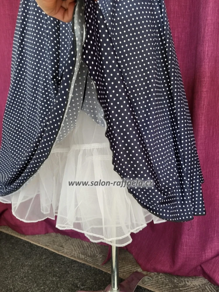 Velmi pružné šaty s jemnými bílými puntíky a červeným páskem Retro 103 (vel. 44 - 50)