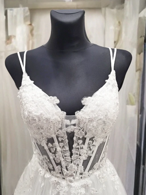 Svatební šaty s odepínacími spadlými ramínky Aktau (vel. 34)