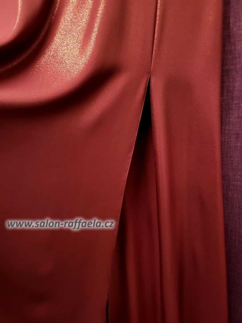 Mírně třpytivé vínové šaty Mumbai jednoduchého střihu pro s rukávkem  (vel. 44 a 46)