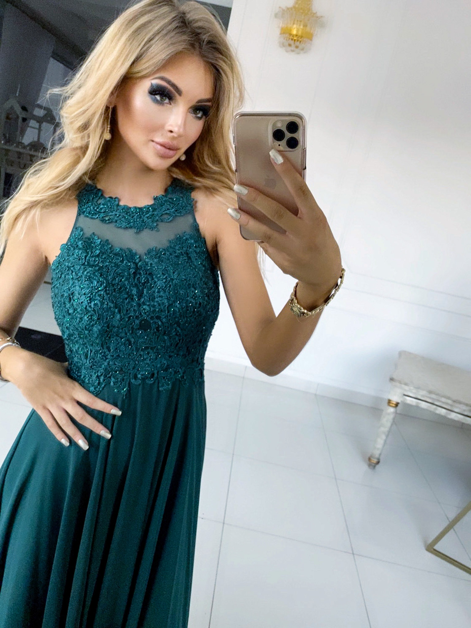 Tmavě zelené společenské šaty ke krku s propínacími zády Tigran (vel. 38)