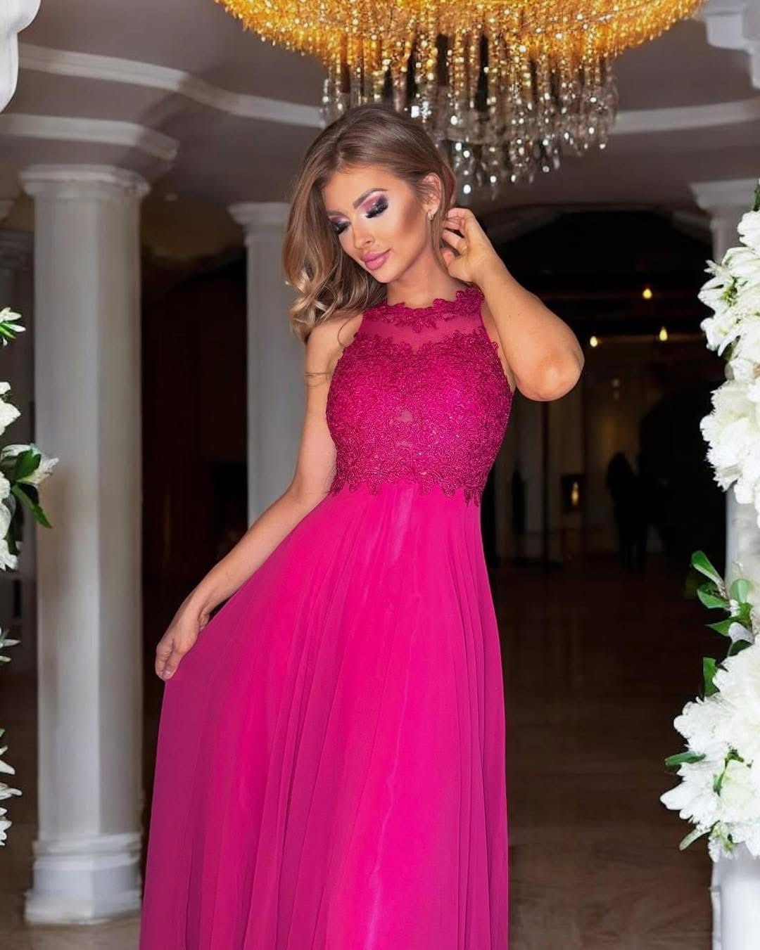 Malinové společenské šaty ke krku s propínacími zády Tigran (vel. 34)