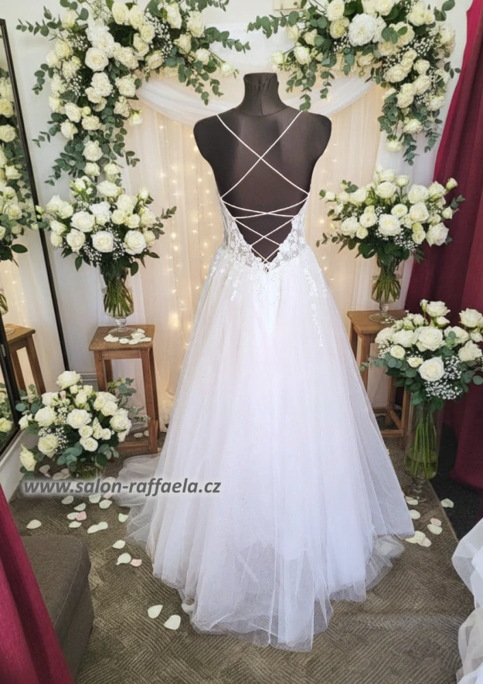 Svatební šaty Rino s třpytivou sukní s rozparkem a holými zády (vel. 38)