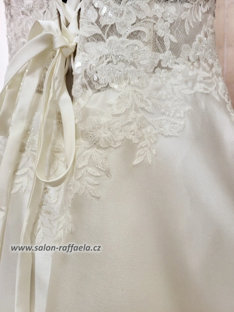 Svatební šaty Padova se šněrováním na zádech a hladkou sukní (vel. 38)