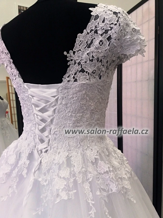 Svatební šaty s tylovou sukní Liverpool a krajkovými rukávky (na objednávku)