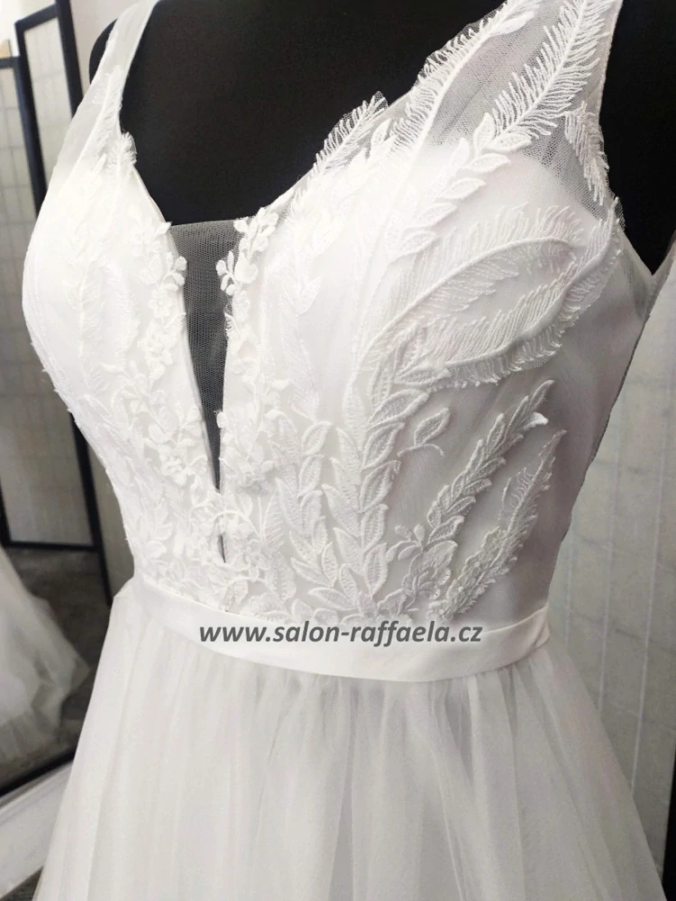Svatební šaty s jemně zdobeným topem a tylovou sukní Brenon (vel. 36)