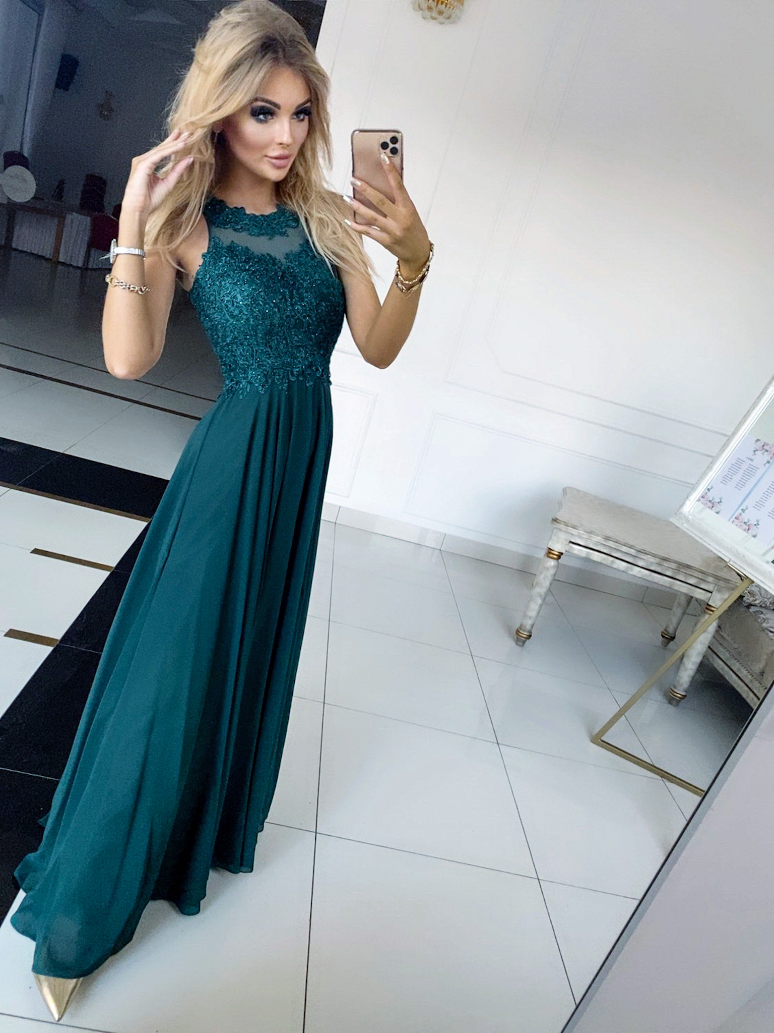 Tmavě zelené společenské šaty ke krku s propínacími zády Tigran (vel. 38)