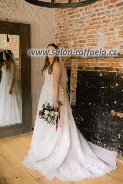 Boho svatební šaty Torino se šněrováním na zádech a širokou vyšívanou sukní (na objednávku)