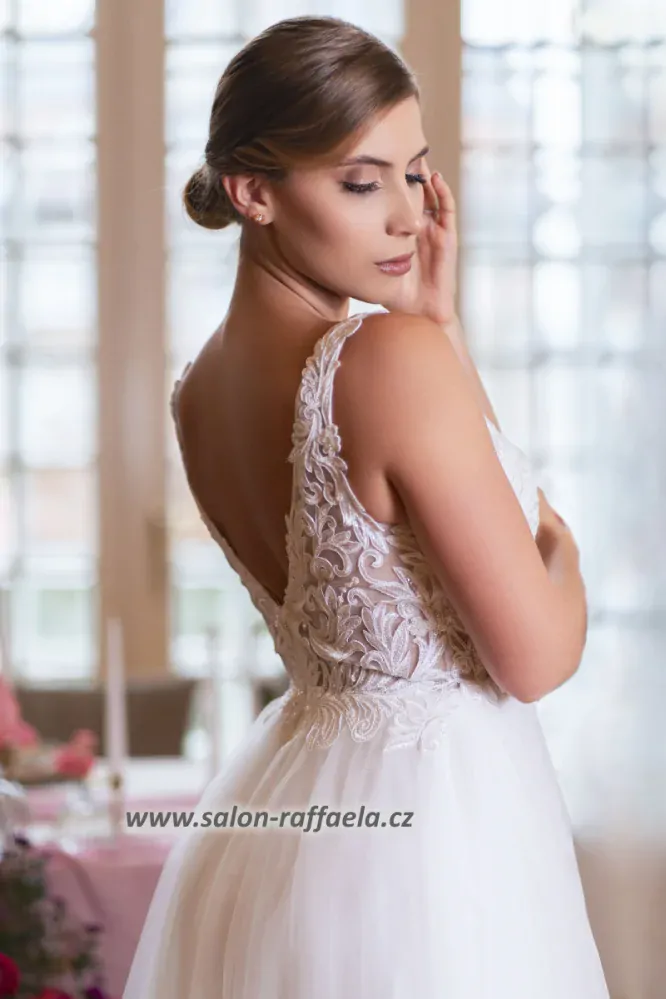 Svatební šaty Rusala s tylovou sukní a krajkovým topem s výstřihem na zádech (vel. 36)