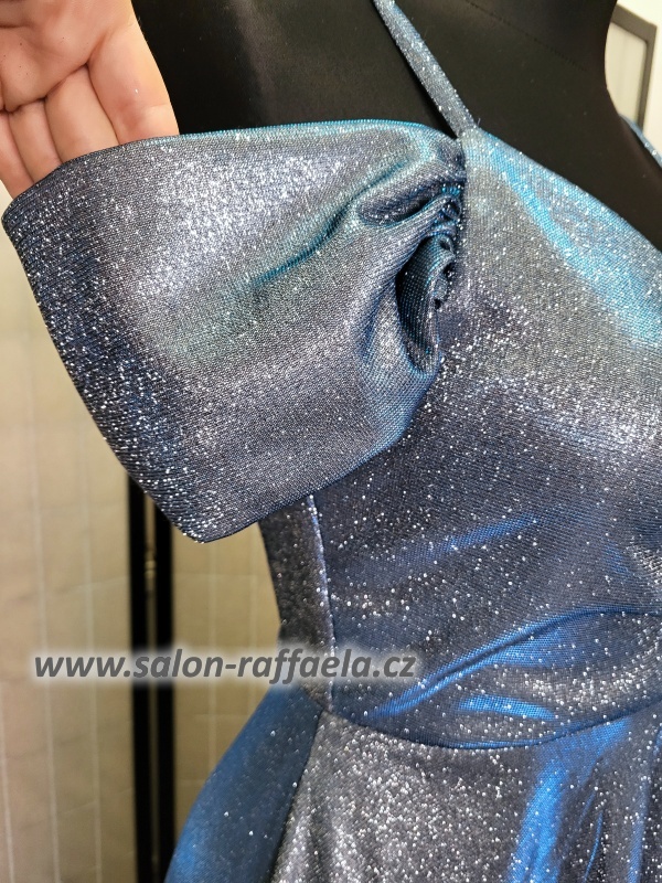 Třpytivé šaty se spadlými rameny a rozparkem Trin III (vel. 34)