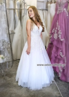 Svatební šaty Ammán II s bohatou tylovou sukní a květinovou výšivkou (vel. 36)