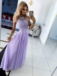 Společenské šaty ke krku v barvě lila s propínacími zády Tigran (vel. 38)