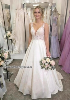 Svatební šaty Padova se šněrováním na zádech a hladkou sukní (vel. 38)