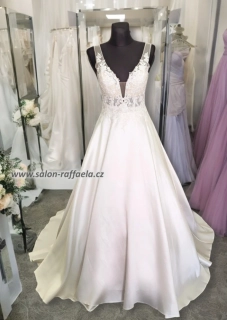 Svatební šaty Padova se šněrováním na zádech a hladkou sukní (vel. 38)