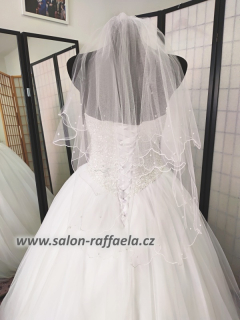 Závoj s vroubkovaným okrajem a perličkami