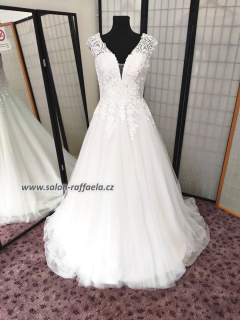 Svatební šaty Bellas se širokou tylovou sukní a zakrytými rameny (na objednávku)